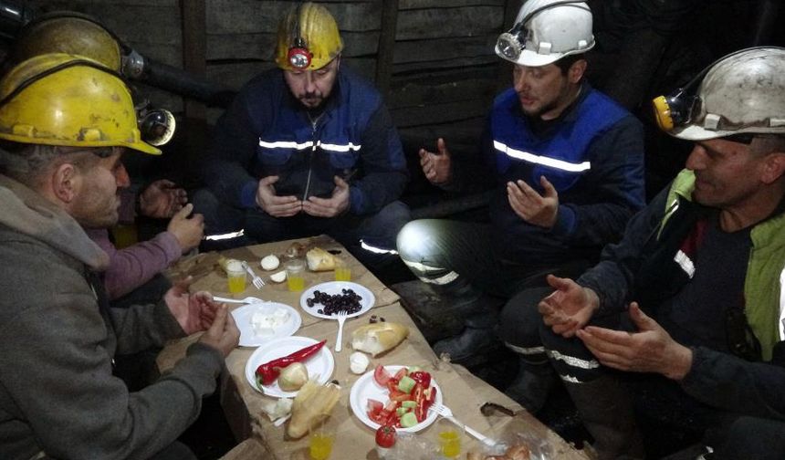 Zonguldaklı madenciler yerin metrelerce altında sahur yaptı
