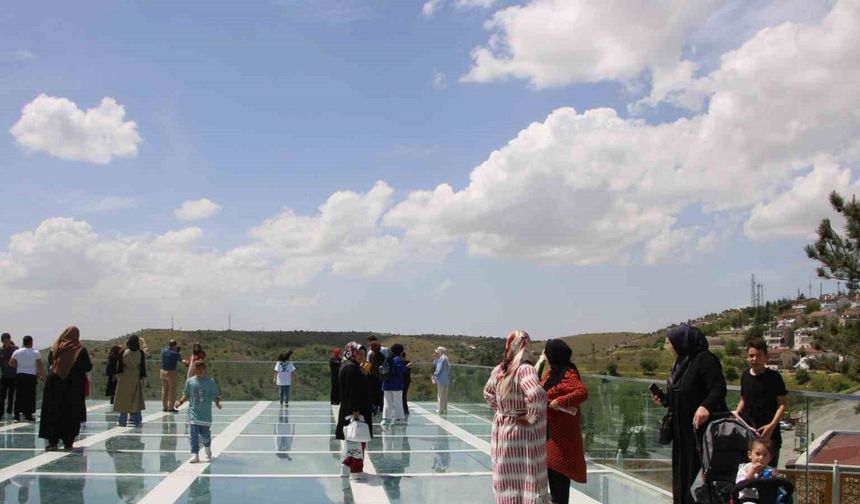Seyir terası ve restorasyonlarla yenilenen Harput turistlerin ilgisini çekiyor.