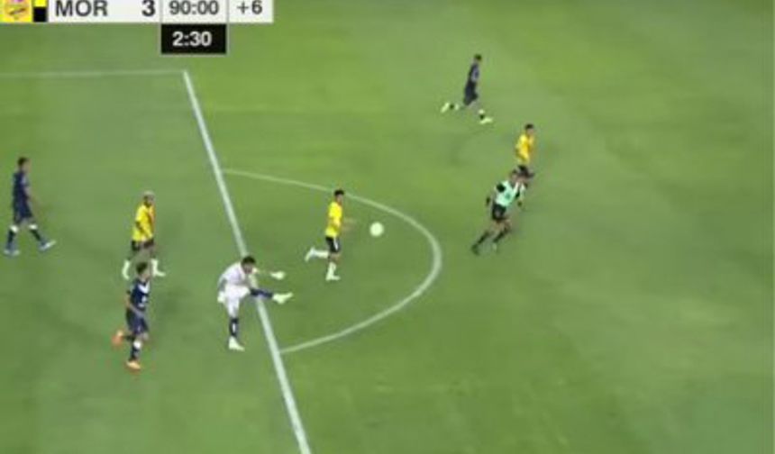Meksika Ligi'nde kaleciden 100 metreden inanılmaz gol