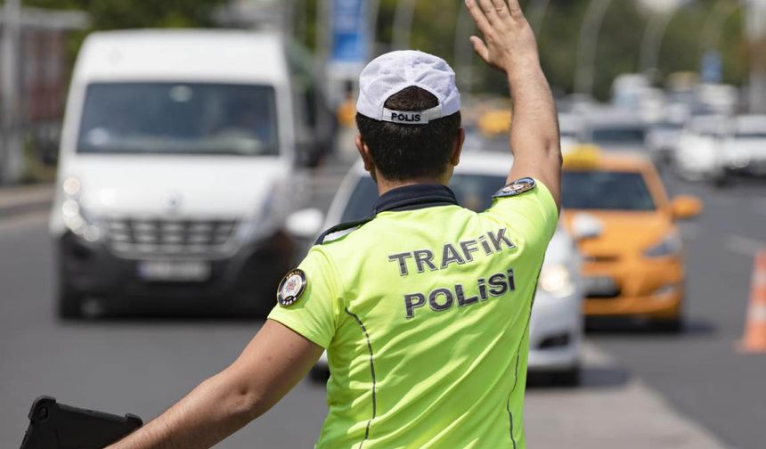 Pendik'te tehlike yaratacak şekilde kamyona yükleme yapan sürücüye ceza kesildi