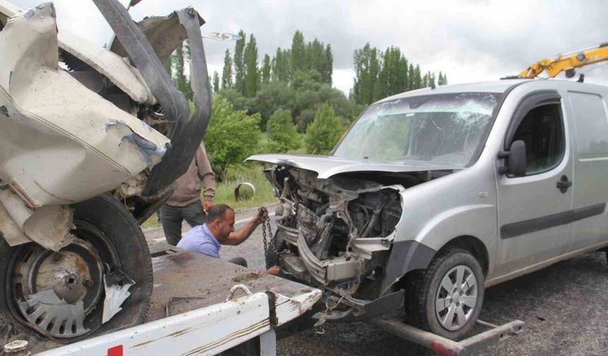 Devrilen kamyon kazaya sebep oldu: 4 yaralı