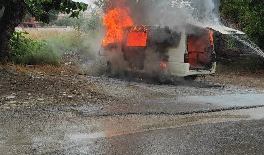 Antalya’da park halindeki minibüs alevlere teslim oldu