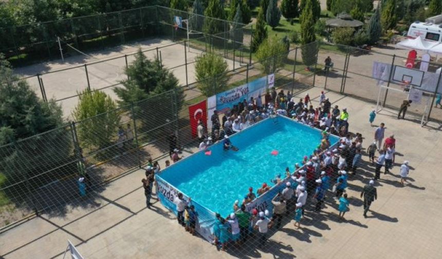 Bu kapsamda valilik tarafından çocuk ve gençlerin can güvenliği için 300 bin lira maliyetle 5 portatif yüzme havuzu yaptırıldı.