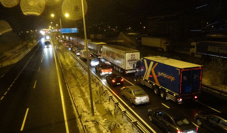 Çerkeş’te kar yağışı ulaşımı felç etti: Vatandaşlar saatlerce yolda kaldı