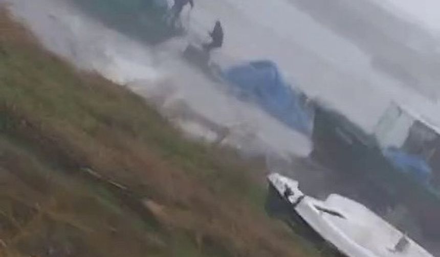 Zonguldak’ta fırtınada teknesi savrulan balıkçı oğlunun yardımıyla kurtuldu