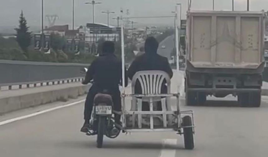 Elazığ'da vatandaşın plastik sandalye ile tehlikeli yolculuğu