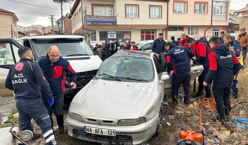 Sivas'ta otomobille minibüs kaza yaptı: 5 yaralı