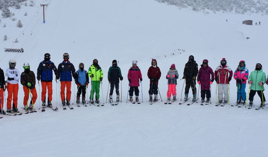Gümüşhane’de 64 öğrenciye ücretsiz kayak eğitimi