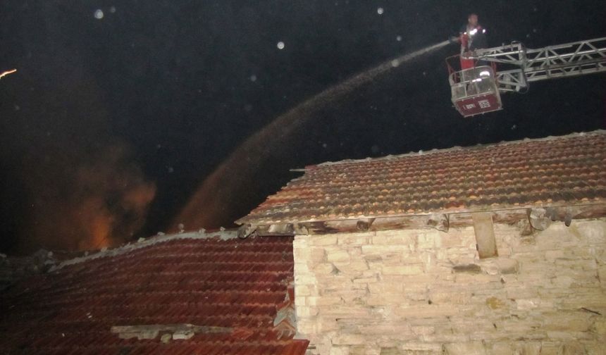 Kütahya'da ahşap ev yangını: 1 yaralı