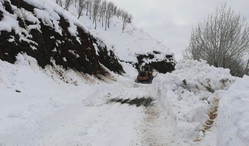 Sason’da kar kaplı yollar 3 gün sonra ulaşıma açıldı
