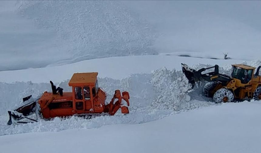 Kar kalınlığının 5 metreyi bulduğu bölgede ekipler gece gündüz çalışıyor