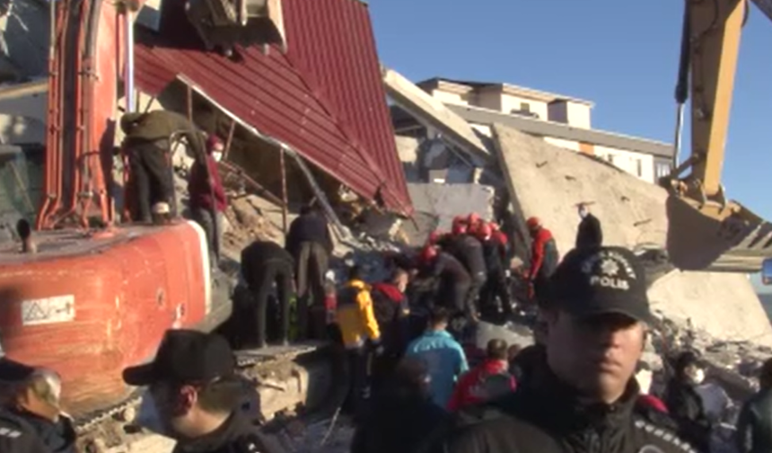 Kahramanmaraş’ta Deprem Sonrası Bina Yıkımında Operatör Enkaz Altında Kaldı