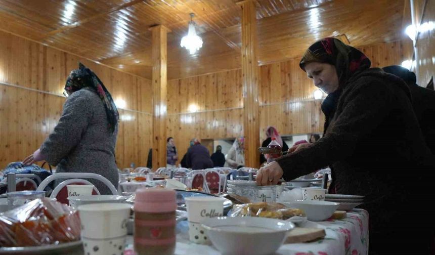 Güzel bir kandil geleneği: Kandil’de tüm yemekler camiye getiriliyor