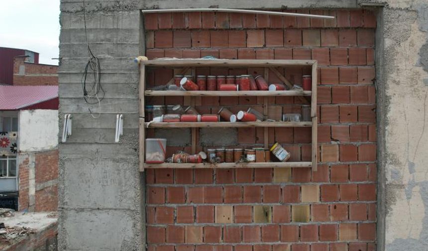 Kahramanmaraş'ta yıkılan binadan geriye konserve kavonozları kaldı