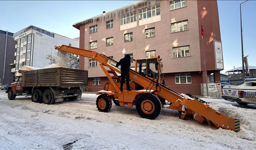 İstanbul kar'a hasret : Ardahan'da yağan kar kamyonlarla kent dışına taşınıyor