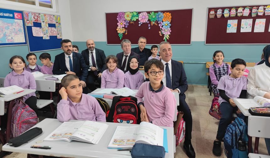 Sultangazi'de 45 bin öğrenciye eğitsel zeka gelişim oyunu hediye edildi 