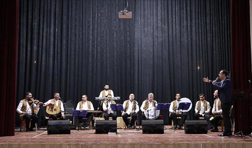 Roman müzisyenlerin kurduğu ilahi grubu ramazana hazırlanıyor