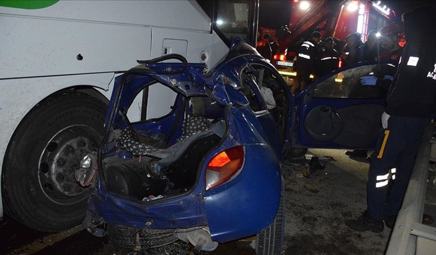 İzmir'de yolcu otobüsü ile otomobilin çarpıştığı kazada 1 kişi öldü, 3 kişi yaralandı