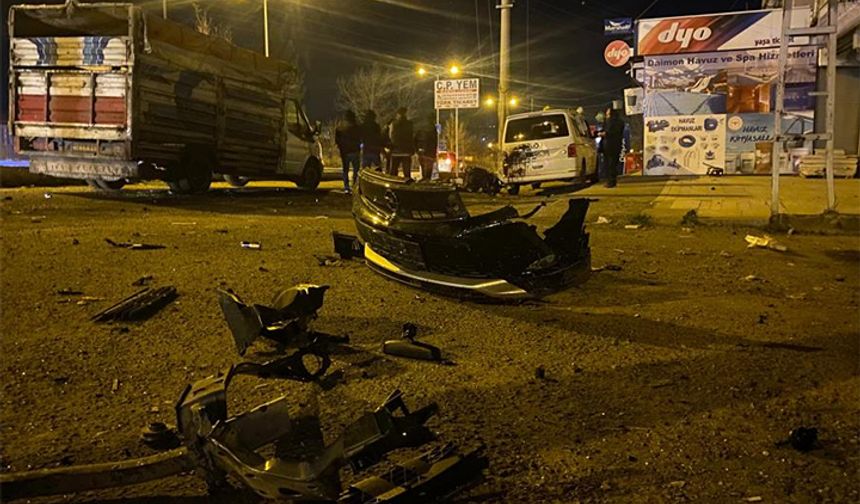 Diyarbakır'da feci kaza! Otomobil beton direği yerinden söktü