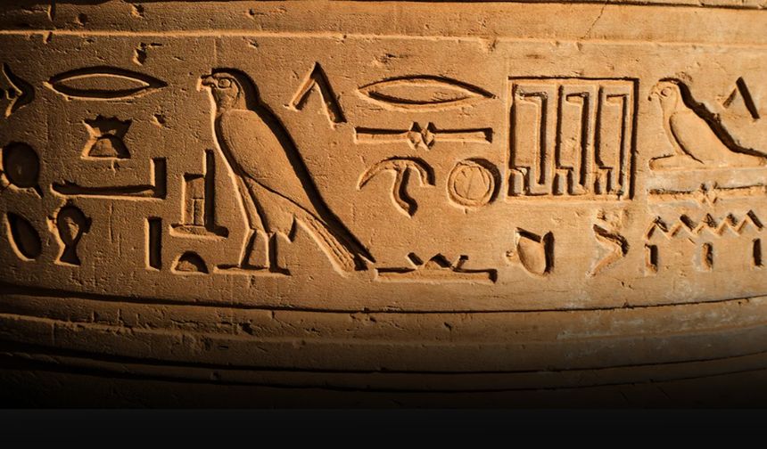 Bilinen en eski yazı sistemi nedir ve Mısırlılar hiyeroglifleri ne zaman kullanmaya başladı?