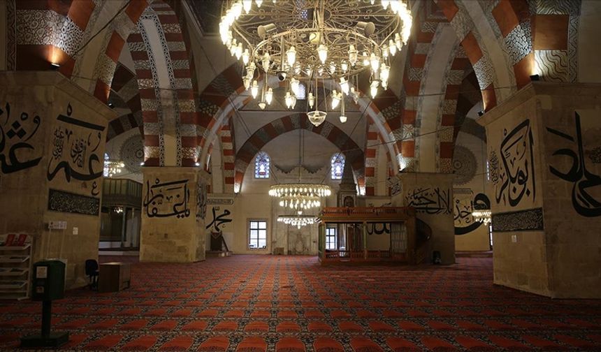 Hat yazılarıyla bir şaheser: Edirne Eski Cami
