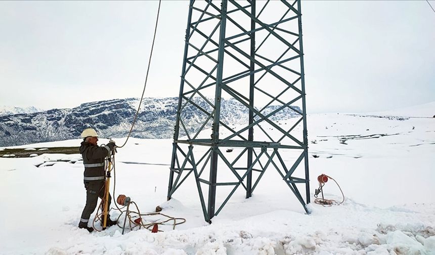 Siirt'te hava muhalefetinin neden olduğu, 12 köyü etkileyen elektrik arızası giderildi