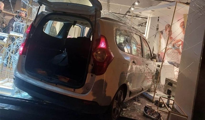 Zonguldak'ta kaza yapan araç dükkana girdi-İzle