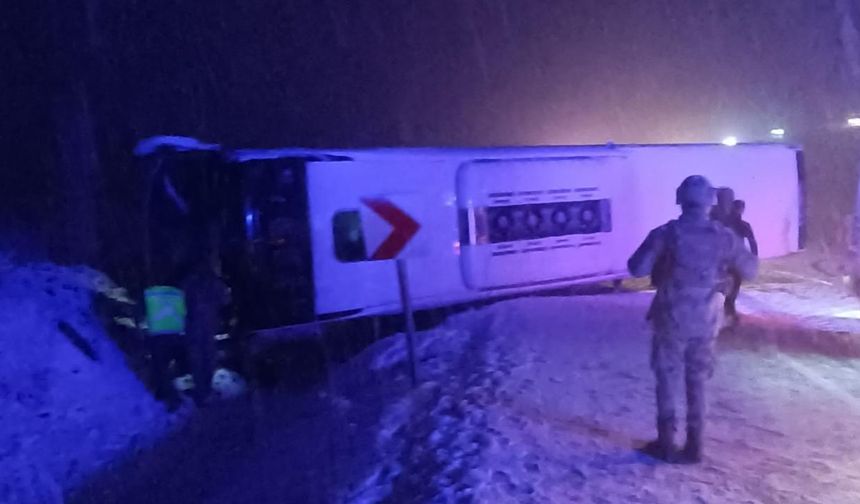 Bingölde yolcu otobüsü devrildi: 18 yaralı