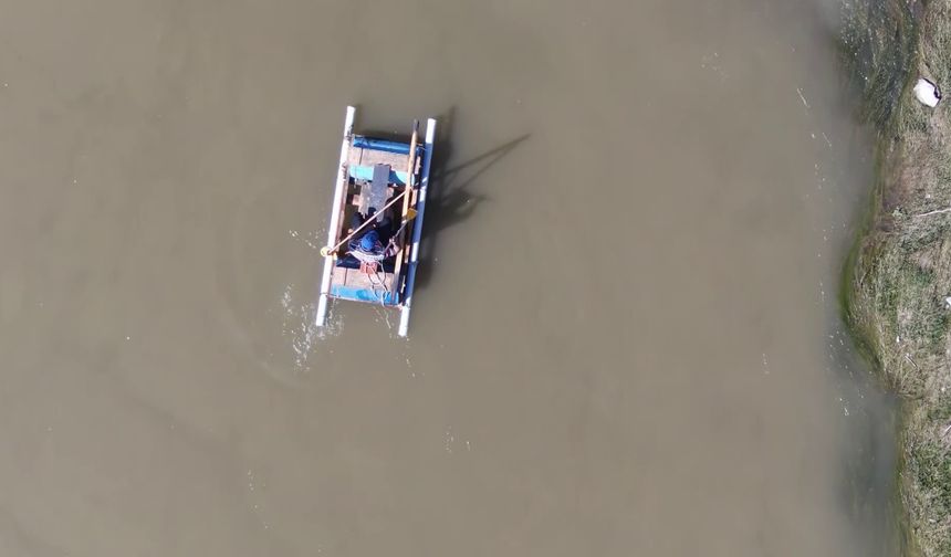 Hataylı mobilya ustasının atık malzemelerden yaptığı salı Asi Nehri'yle buluştu
