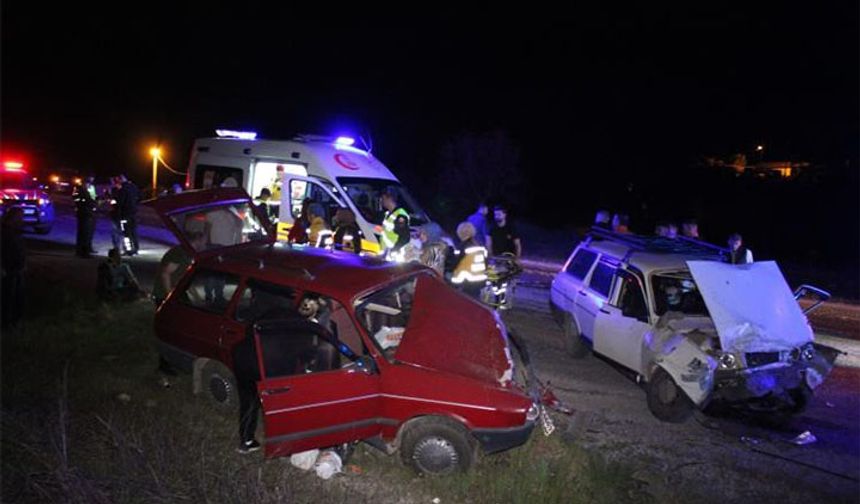 Çanakkale'de iki otomobil kafa kafaya çarpıştı! 8 yaralı