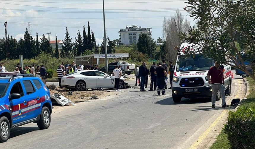 Midibüs ve otomobilin çarpışması sonucu 29 kişi yaralandı
