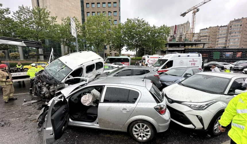 Beşiktaş'ta zincirleme trafik kazası: Karşı şeride geçerek, 2 otomobilin üzerinde asılı kaldı