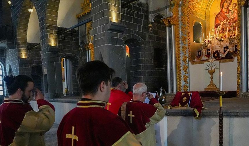 Diyarbakır'da Paskalya Bayramı tarihi kilisede kutlandı