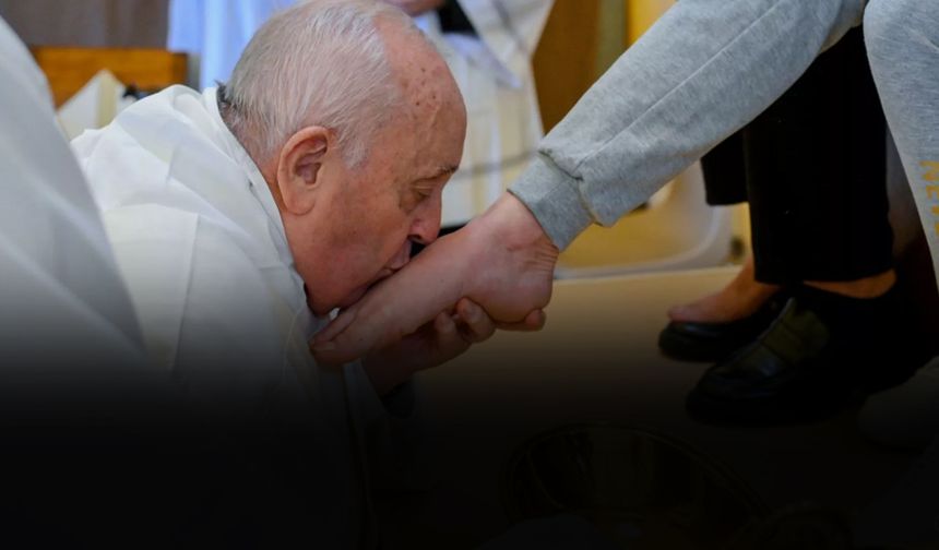 Papa Francis kadın mahkumların ayaklarını yıkadı ve öptü! Vatikan’da neler oluyor?