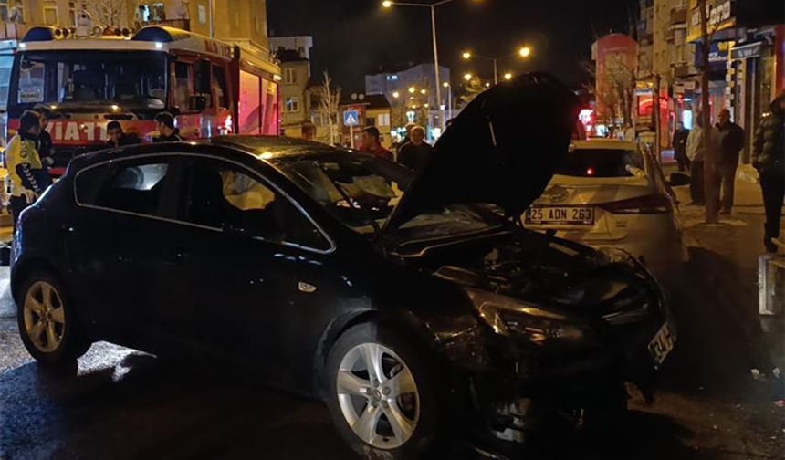 Erzurum'da otomobilin kaza anı kamerada-İzle