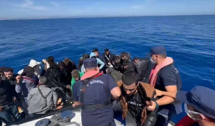 Fethiye açıklarında lastik botta 33 düzensiz göçmen yakalandı