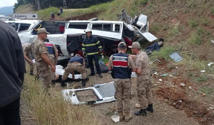 Gaziantep'te beton mikseri minibüsü biçti! 8 ölü