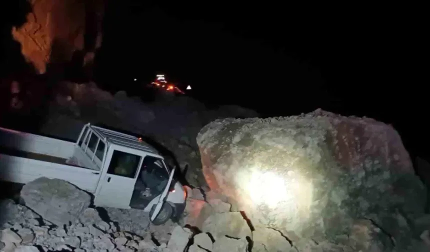 Hakkari-Çukurca kara yolu dağdan düşen kaya parçaları nedeniyle kapandı