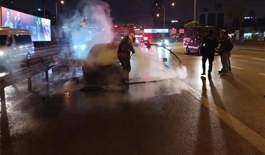 Kadıköy'de otomobil yanarak küle döndü-İzle