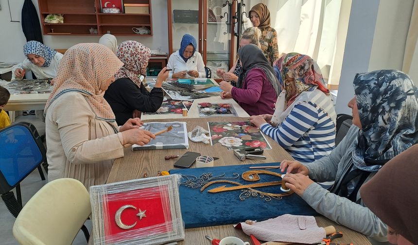 Sakarya'da kadınlar filografi sanatıyla yaptıkları ürünlerden gelir sağlıyor