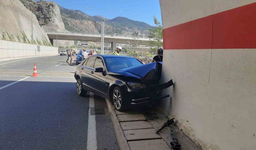 Otomobilin tünel girişine çarptığı kazada 2 kişi yaralandı