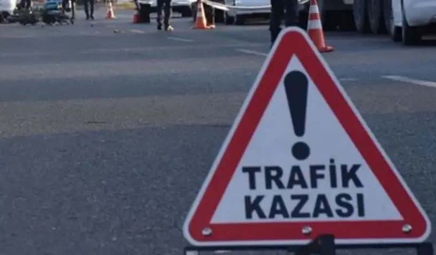 Kaza yapan otomobil iş yeri duvarına girdi