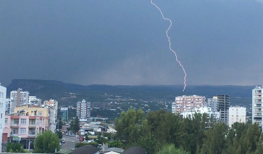 Erdemli'nin yüksek kesimlerinde yağmur, sahilde yıldırımlar etkili oldu