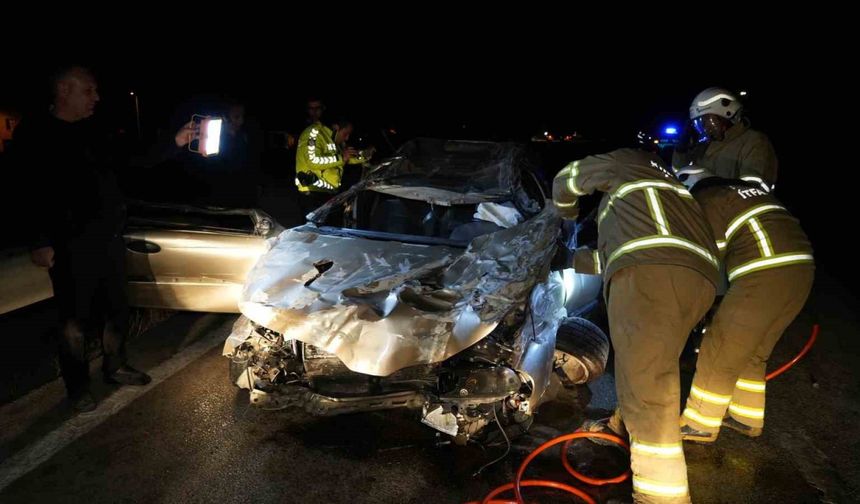 Karşı şeride geçen otomobil metrelerce sürüklendi: 2 yaralı