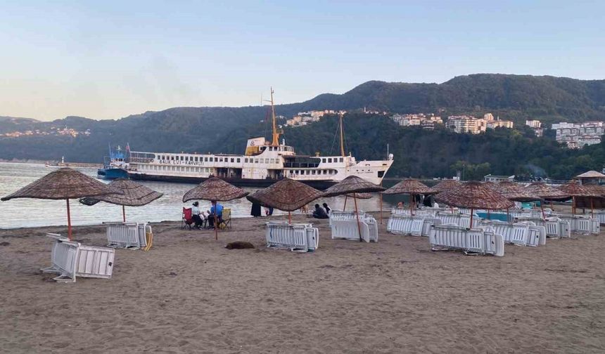 Amasra Limanı’nda fırtınada çapası hasar alan vapur sürüklenerek karaya oturdu