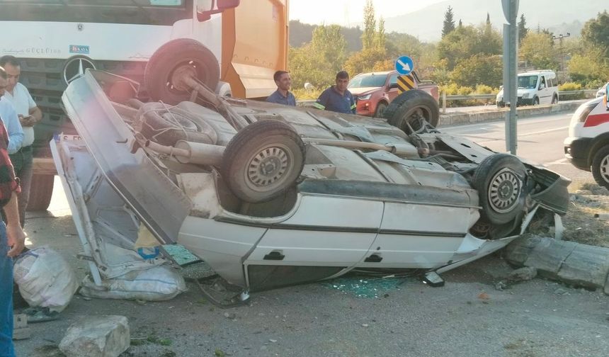 Düziçi'nde otomobil ile kamyonet çarpıştı: 3 yaralı