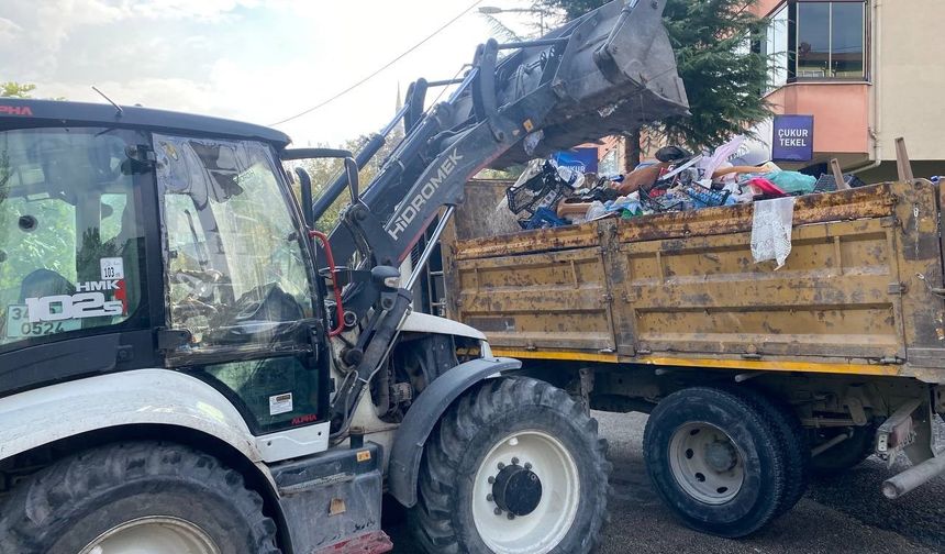 Evi çöpten temizlenen ev sahibi: 100 kamyon mal getireceğim