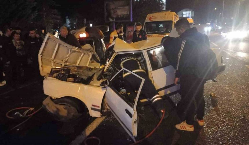 Fatsa'daki trafik kazasında Tofaş otomobil hurdaya döndü: 4 yaralı