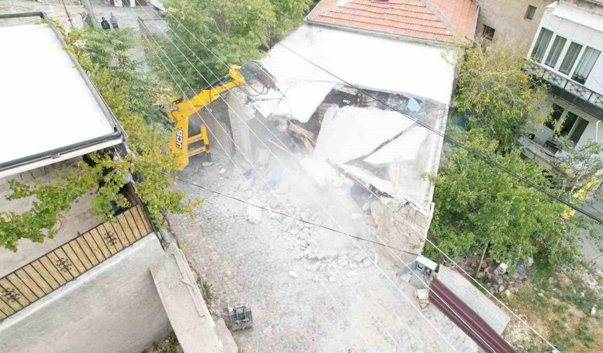 Kapadokya’da kaçak yapıların yıkımı devam ediyor