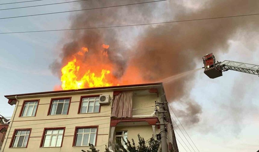 Karaman’da binanın çatısı alevlere teslim oldu